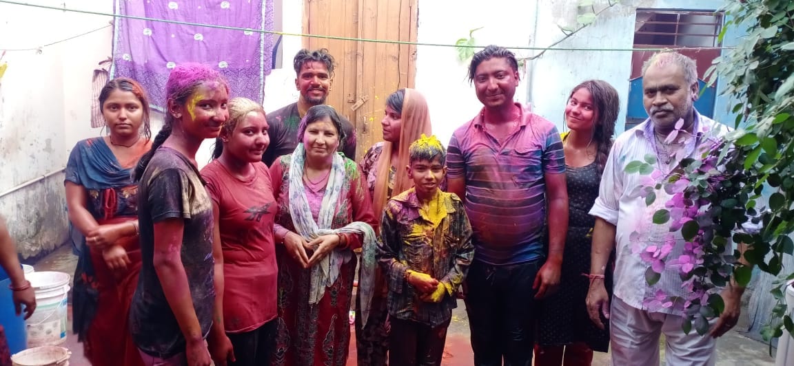 अंबेहटा में होली की मस्ती में चूर लोग अंबेहटा में होली की मस्ती में चूर लोग