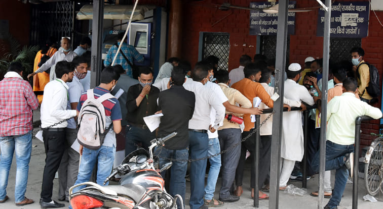 कोर्ट रोड स्थित स्टेट बैंक पर बिना सोशल डिस्टेंश व कुछ लोग बिना मास्क के लाइन में लगे