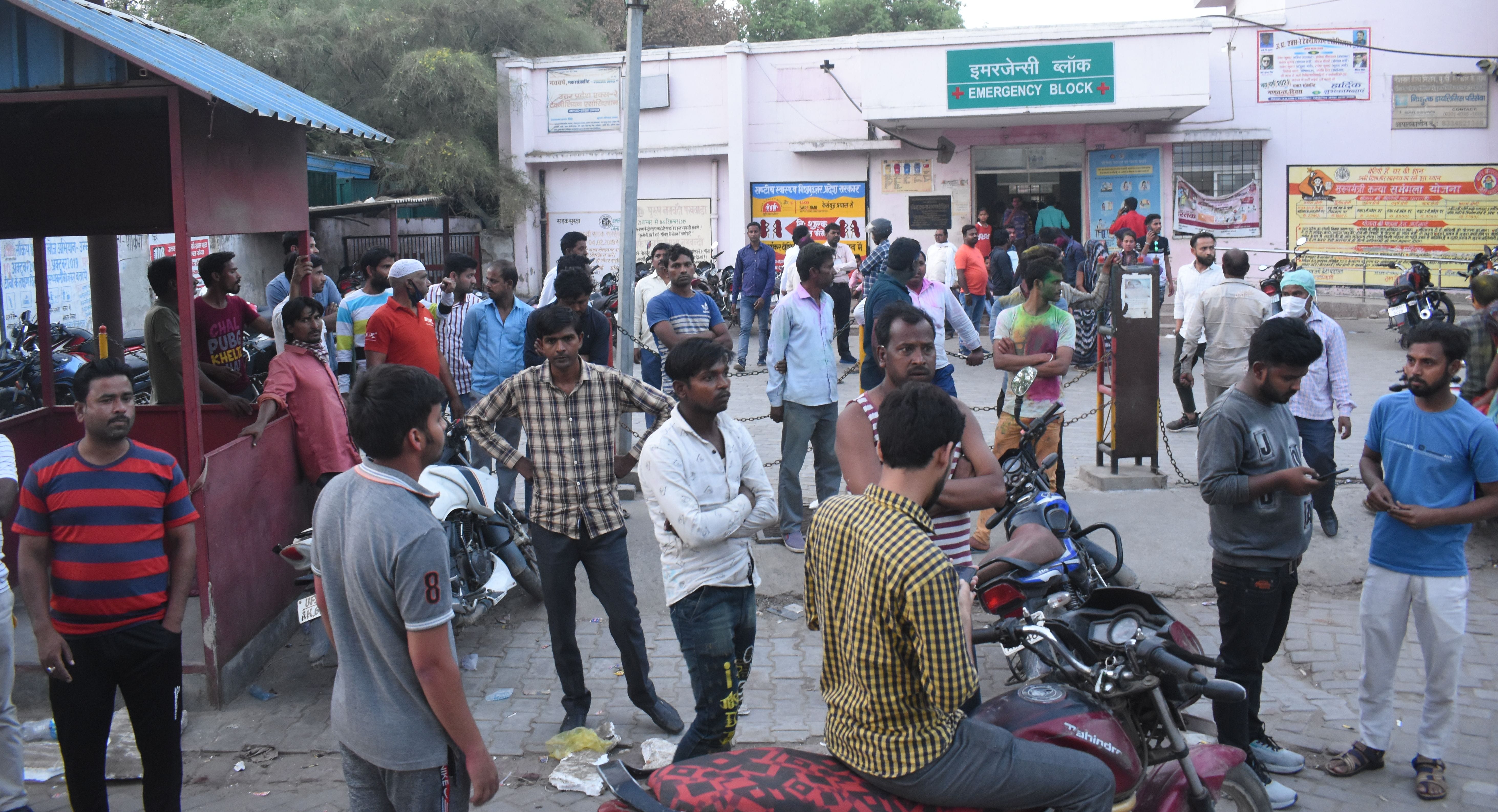 बिचपरी के पास हुए हादसे के बाद जिला अस्पताल में लगी घायलों के परिजनों की भीड़। बिचपरी के पास हुए हादसे के बाद जिला अस्पताल में लगी घायलों के परिजनों की भीड़।