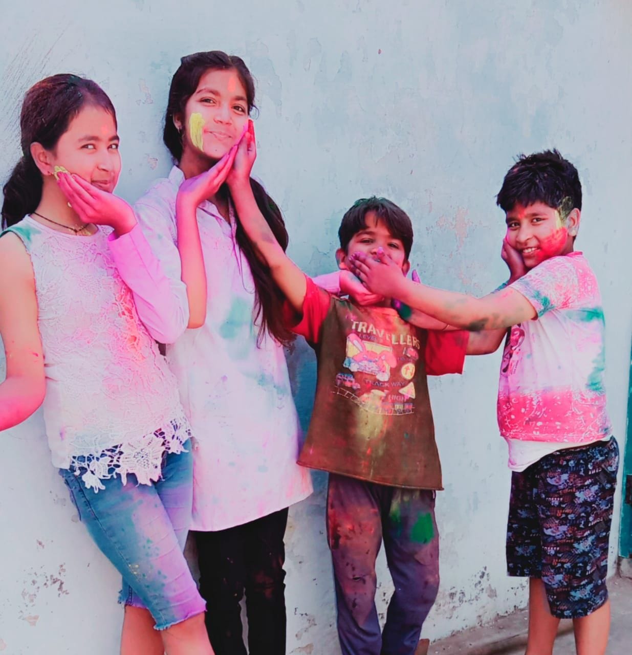 डाकखाना रोड सादाबाद पर होली पर एक दूसरे को रंग गुलाल लगाते बच्चे। डाकखाना रोड सादाबाद पर होली पर एक दूसरे को रंग गुलाल लगाते बच्चे।