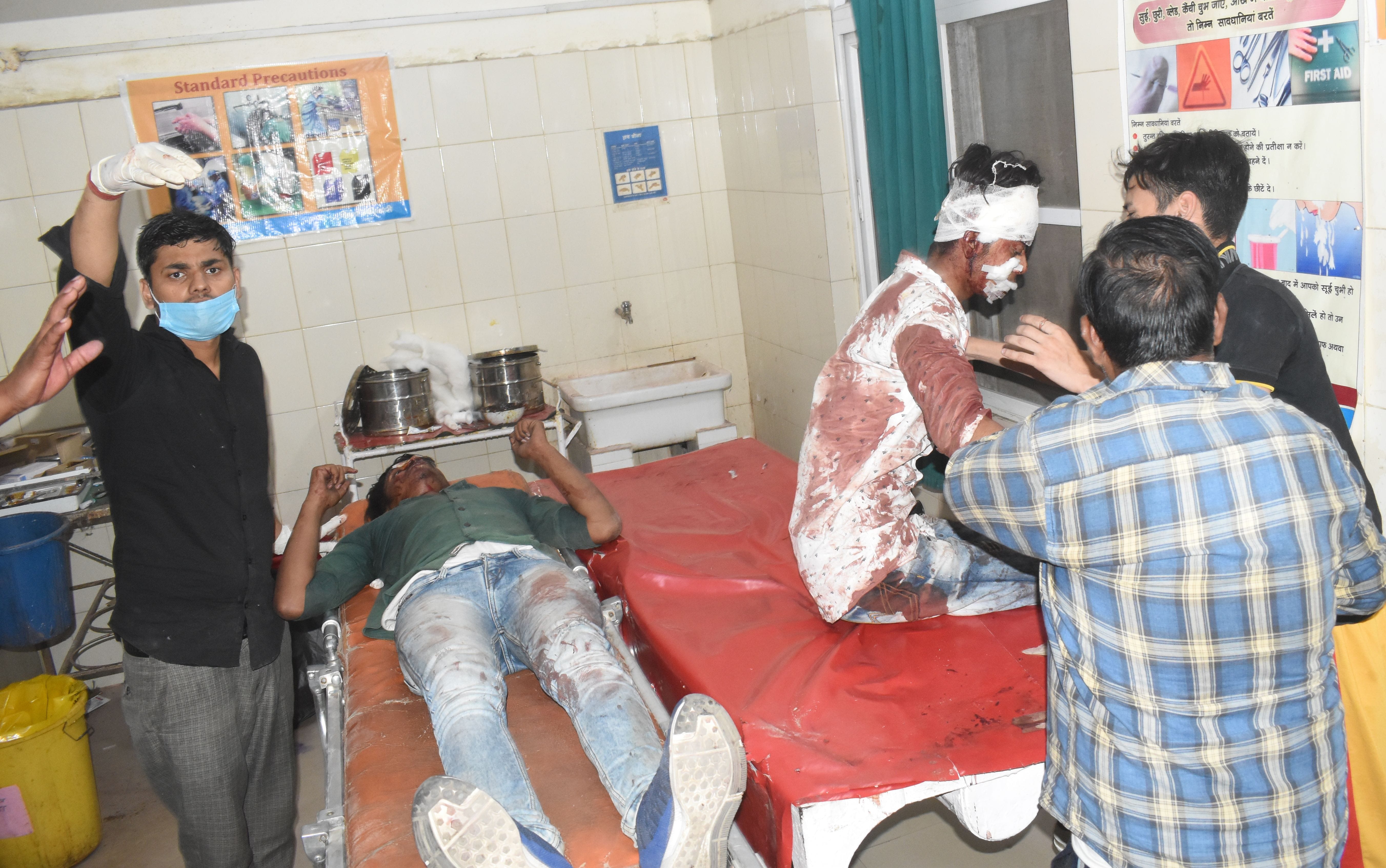 जिला अस्पताल में बिचपरी के पास हुए हादसे के घायलों का इलाज करते स्वास्थ्य कर्मी। जिला अस्पताल में बिचपरी के पास हुए हादसे के घायलों का इलाज करते स्वास्थ्य कर्मी।