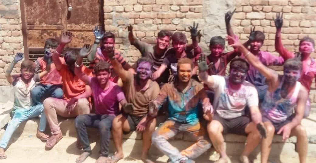 प्रोफेसर कॉलोनी सादाबाद के सामने होली के रंगों से रंगेपुते युवा हड़दंग करते हुए। प्रोफेसर कॉलोनी सादाबाद के सामने होली के रंगों से रंगेपुते युवा हड़दंग करते हुए।