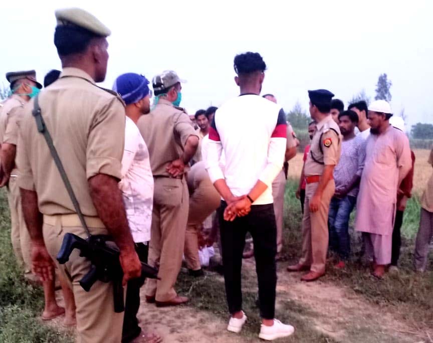 साखन नहर से मिले बच्ची के शव को पोस्मार्टम के लिए भेजती पुलिस