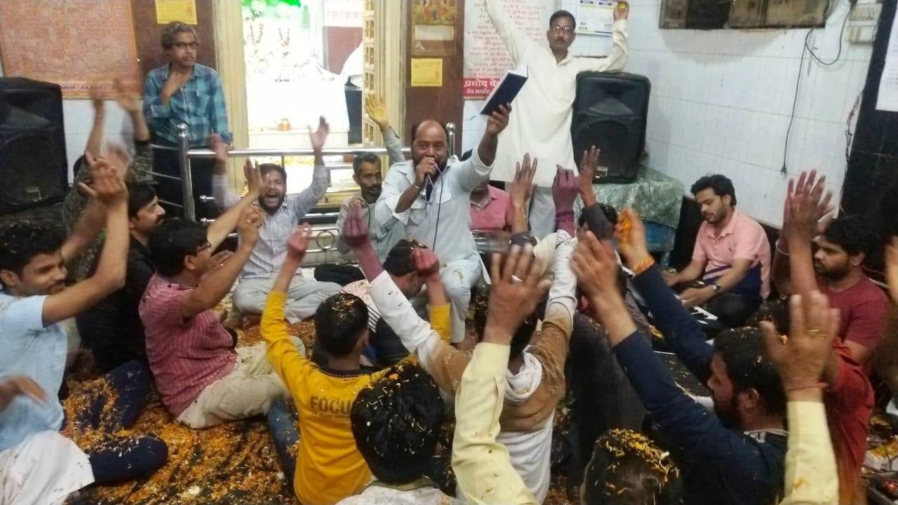 ठाकुर मुरली मनोहर मंदिर में फूलों की होली खेलते भक्त, भजन प्रस्तुत करते कलाकार। ठाकुर मुरली मनोहर मंदिर में फूलों की होली खेलते भक्त, भजन प्रस्तुत करते कलाकार।