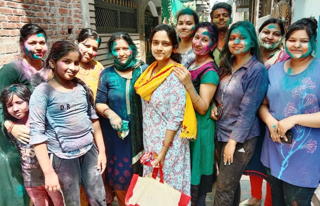 गंगोह में होली खेलती महलिएं और युवतियां गंगोह में होली खेलती महलिएं और युवतियां