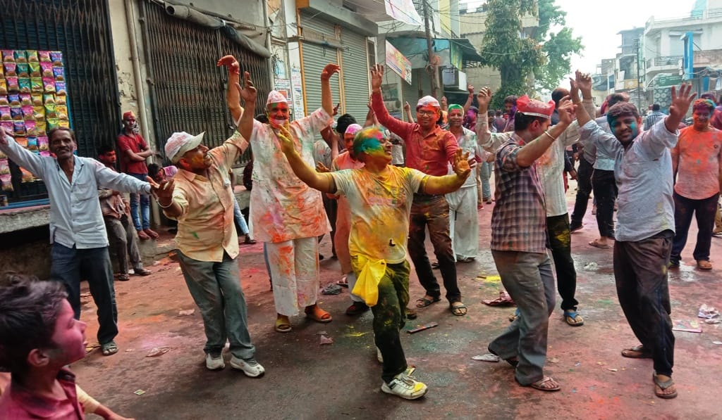 गंगोह में होली पर मस्ती करते लोग गंगोह में होली पर मस्ती करते लोग