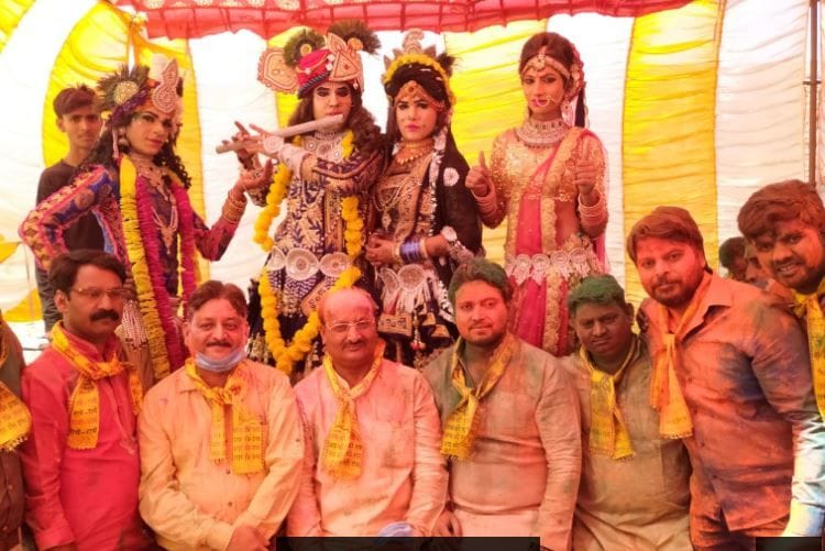 विधायक के आवास पर होली उत्सव में राधा कृष्ण के स्वरूप। विधायक के आवास पर होली उत्सव में राधा कृष्ण के स्वरूप।