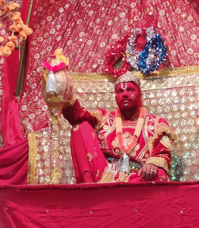 कर्णप्रयाग के डिम्मर गांव मे आयोजित रामलीला मंचन मे हनुमान दर्शन की झांकी निकालते श्रद्धालु। कर्णप्रयाग के डिम्मर गांव मे आयोजित रामलीला मंचन मे हनुमान दर्शन की झांकी निकालते श्रद्धालु।