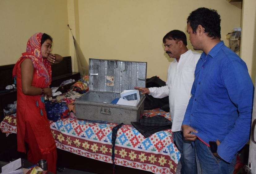 रुद्रपुर में चोरी के बाद बिखरा पड़ा सामान दिखाता पीड़ित। रुद्रपुर में चोरी के बाद बिखरा पड़ा सामान दिखाता पीड़ित।