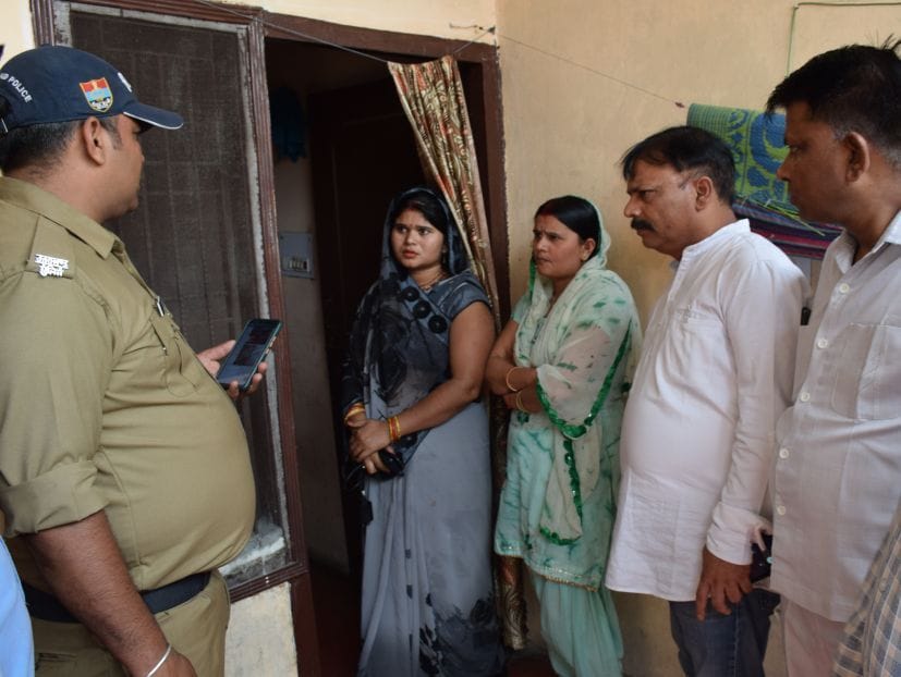 रुद्रपुर में चोरी के बाद लोगों से जानकारी जुटाता पुलिस कर्मी। रुद्रपुर में चोरी के बाद लोगों से जानकारी जुटाता पुलिस कर्मी।