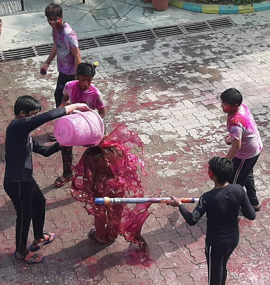 काशीपुर में एक दूसरे पर पानी डालकर होली मनाते बच्चे। काशीपुर में एक दूसरे पर पानी डालकर होली मनाते बच्चे।