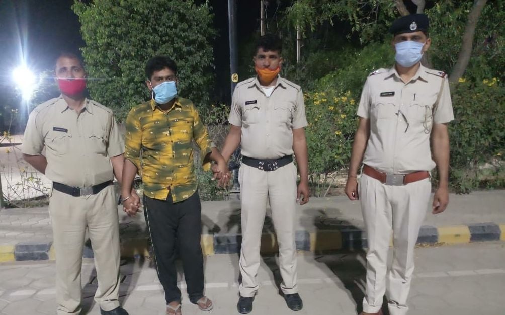 गांव मौजमनगर ईंट-भट्ठे पर मजदूर की हत्या करने के आरोप में पकड़ा गया जेसीबी ऑपरेटर। संवाद गांव मौजमनगर ईंट-भट्ठे पर मजदूर की हत्या करने के आरोप में पकड़ा गया जेसीबी ऑपरेटर। संवाद