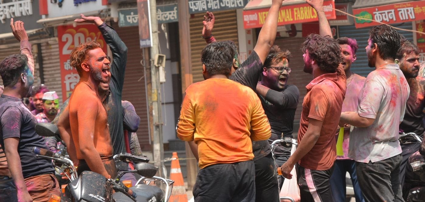 शिव चौक पर होली की मस्ती में सराबोर युवक।