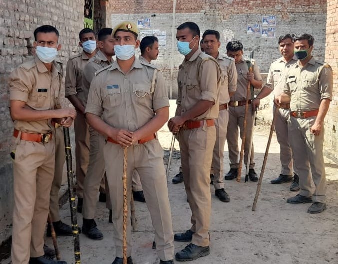 कांधला क्षेत्र के गांव इस्लामपुर घसौली में  तैनात पीएससी के जवान