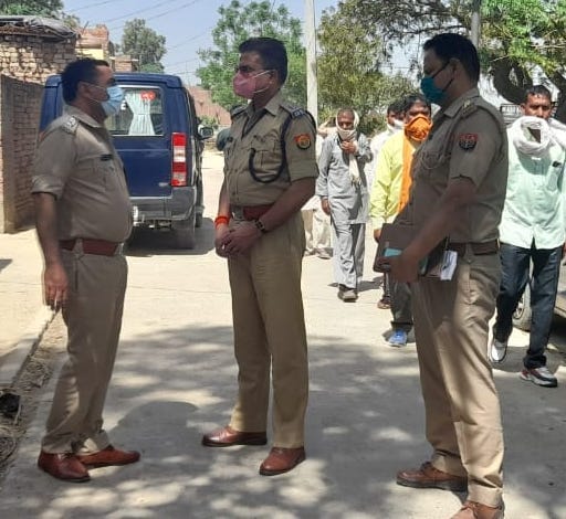 कांधला क्षेत्र के गांव इस्लामपुर घसौली  में  घटना की जानकारी लेते एएसपी ओमप्रकाश सिंह