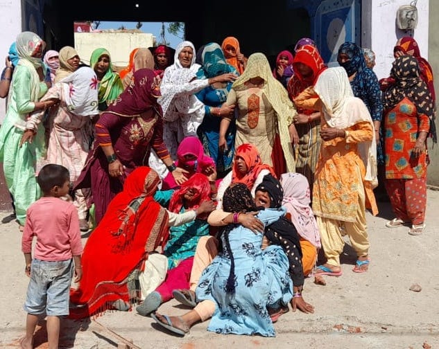 कांधला क्षेत्र के गांव इस्लामपुर घसौली  में विलाप करते मृतक महिलाओ के परिजन