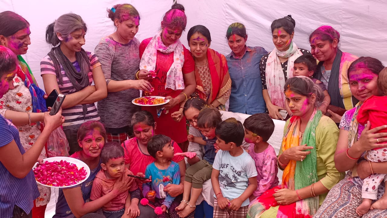 गजरौला थाने में महिला पुलिसकर्मियों के परिवार और बच्चों के संग होली खेलतीं एसपी सुनीति। गजरौला थाने में महिला पुलिसकर्मियों के परिवार और बच्चों के संग होली खेलतीं एसपी सुनीति।