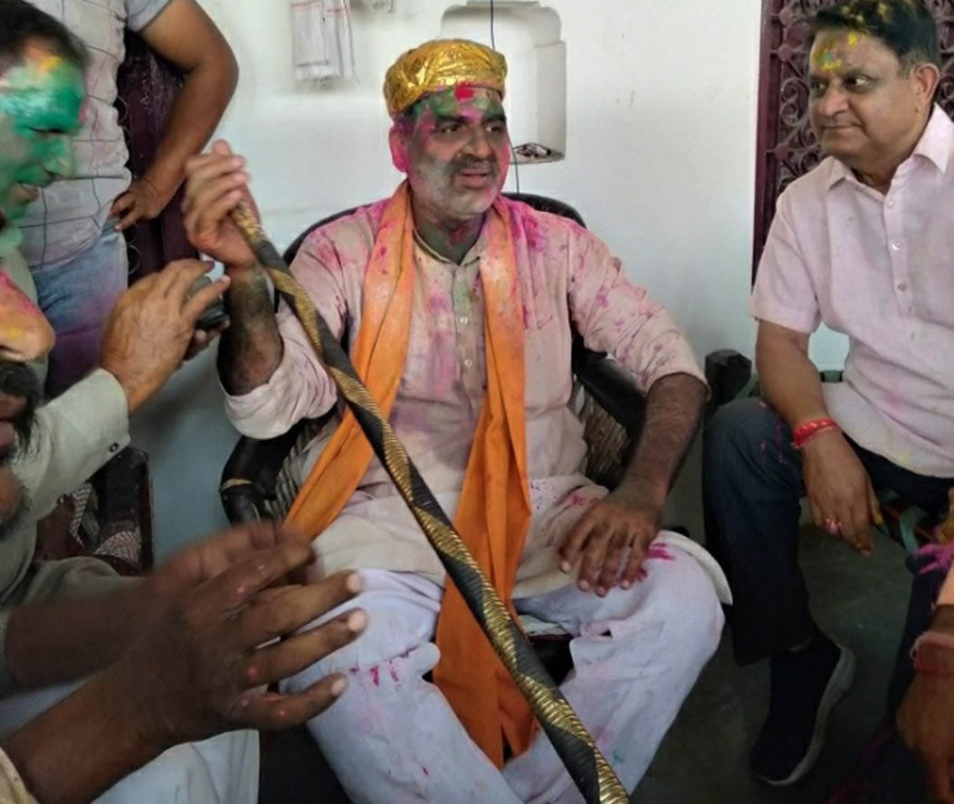 चरथावल के कसौली में चौपाल पर हुक्का गुड़गुड़ाते केंद्रीय राज्यमंत्री डॉ. संजीव बालियान।