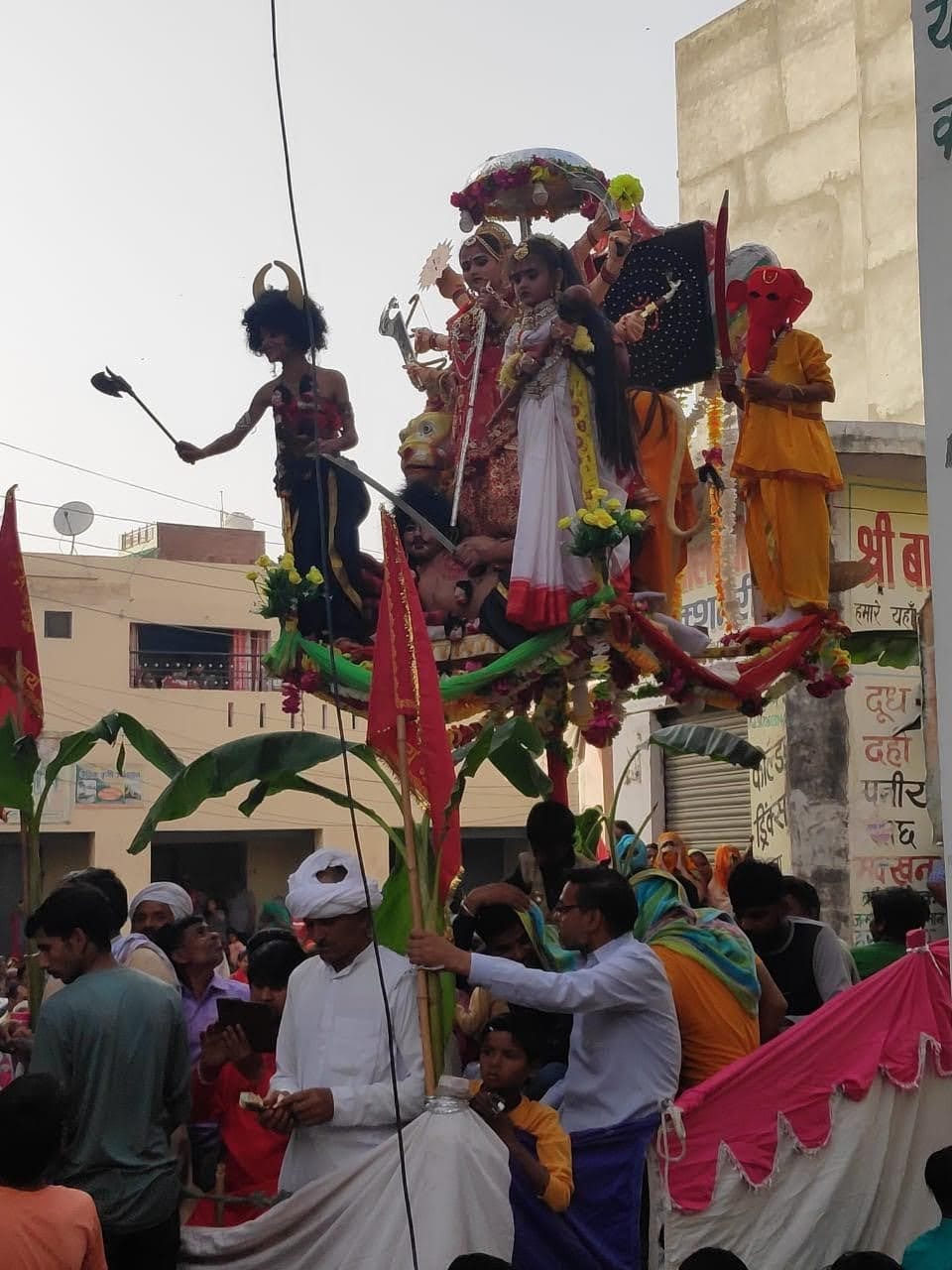 सिसौली में दुल्हेंडी पर निकाली गई सुदंर झांकी।