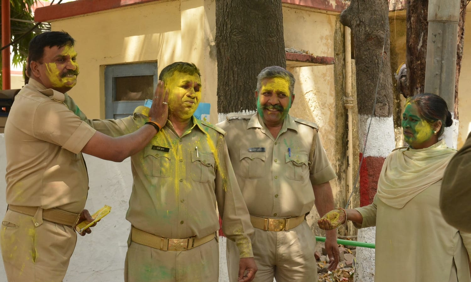कलेक्ट्रेट में रंगो से  होली खेलते  पुलिसकर्मी।