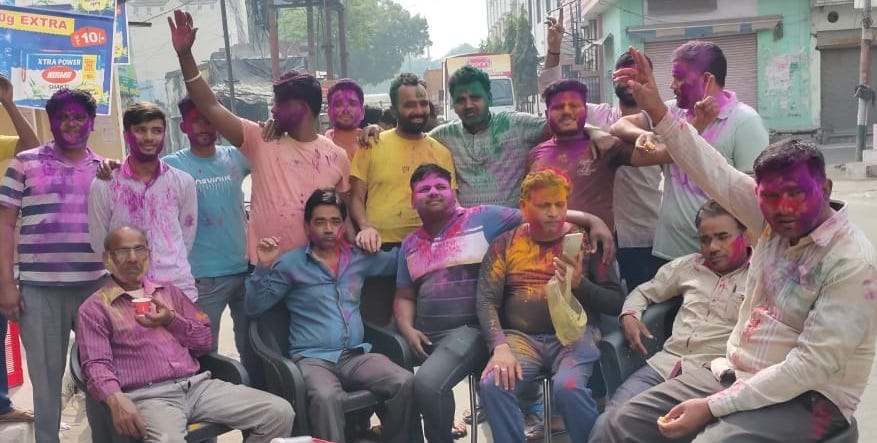 शामली रेलवे रोड पर होली खेलते युवक शामली रेलवे रोड पर होली खेलते युवक