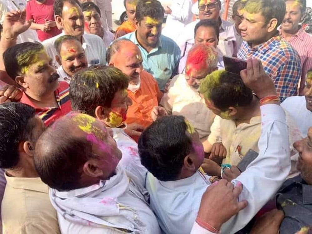 भाजपा कार्यालय पर होली खेलते पार्टी के नेता और काय्रकर्ता।