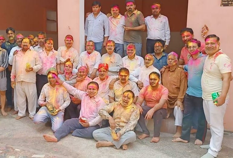 गढीपुख्ता में होली खेलते लोग गढीपुख्ता में होली खेलते लोग