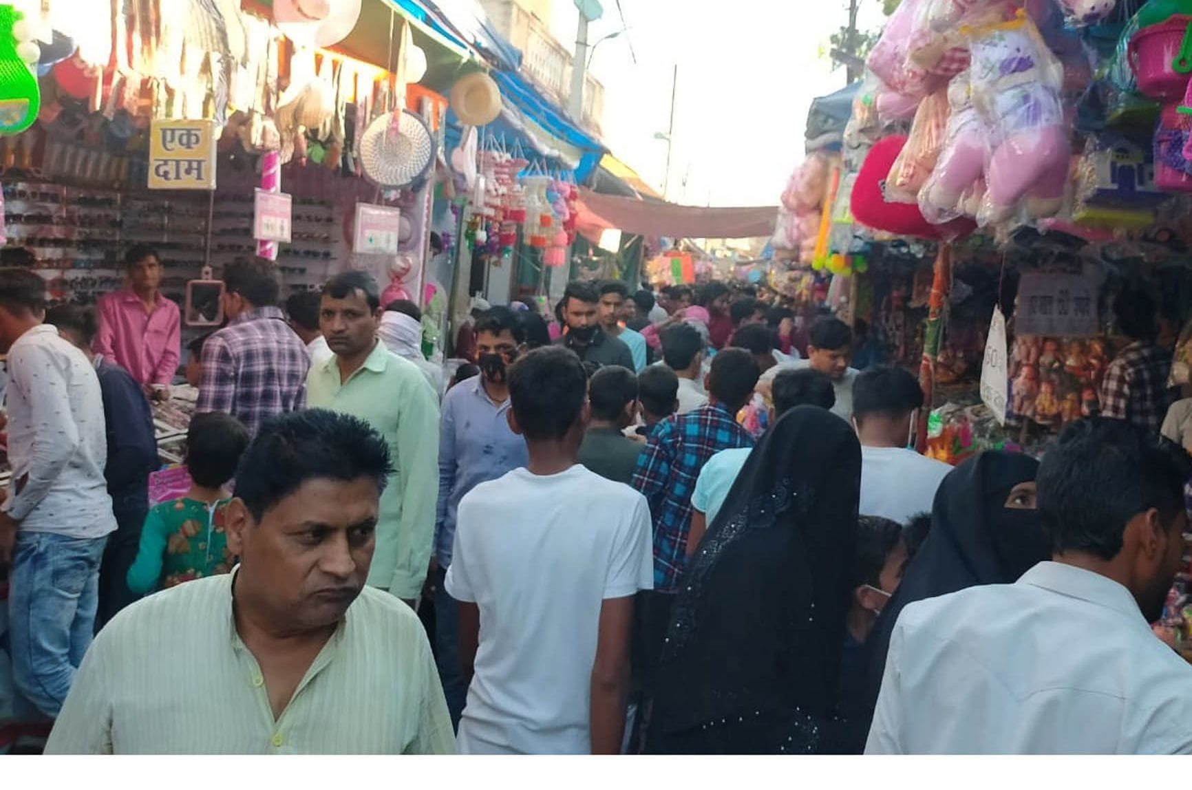 चरथावल घाट मेले में उमड़ी भीड़ एवं झूलों का लुत्फ उठाते लोग चरथावल घाट मेले में उमड़ी भीड़ एवं झूलों का लुत्फ उठाते लोग