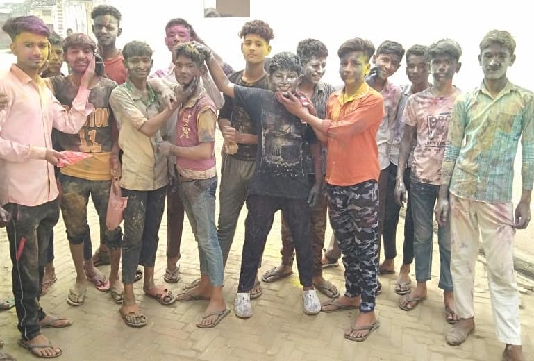 गढीपुख्ता क्षेत्र के गांव हथछोया में होली खेलते युवक गढीपुख्ता क्षेत्र के गांव हथछोया में होली खेलते युवक