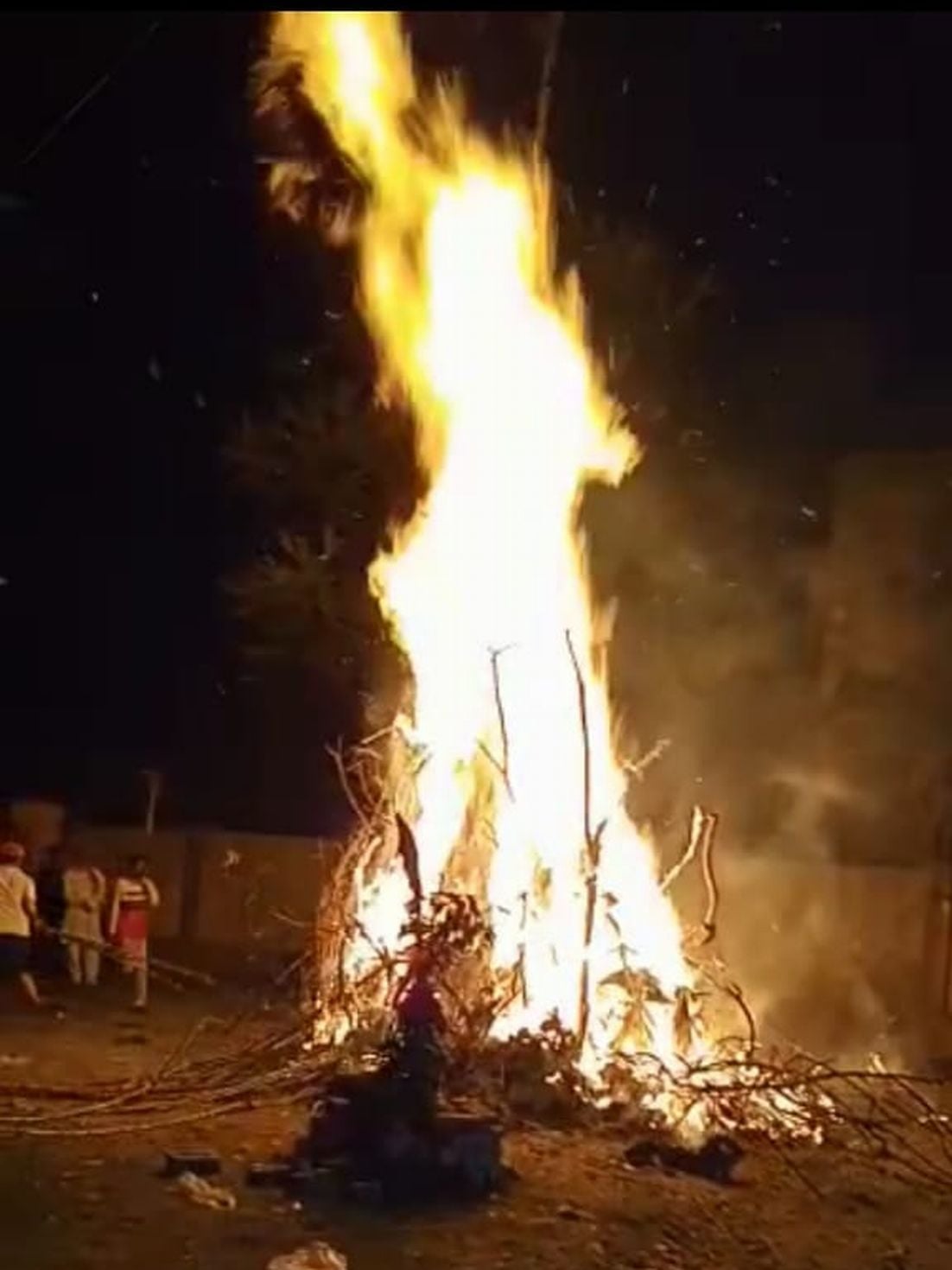 काशीपुर में होलिका दहन करते लोग। काशीपुर में होलिका दहन करते लोग।