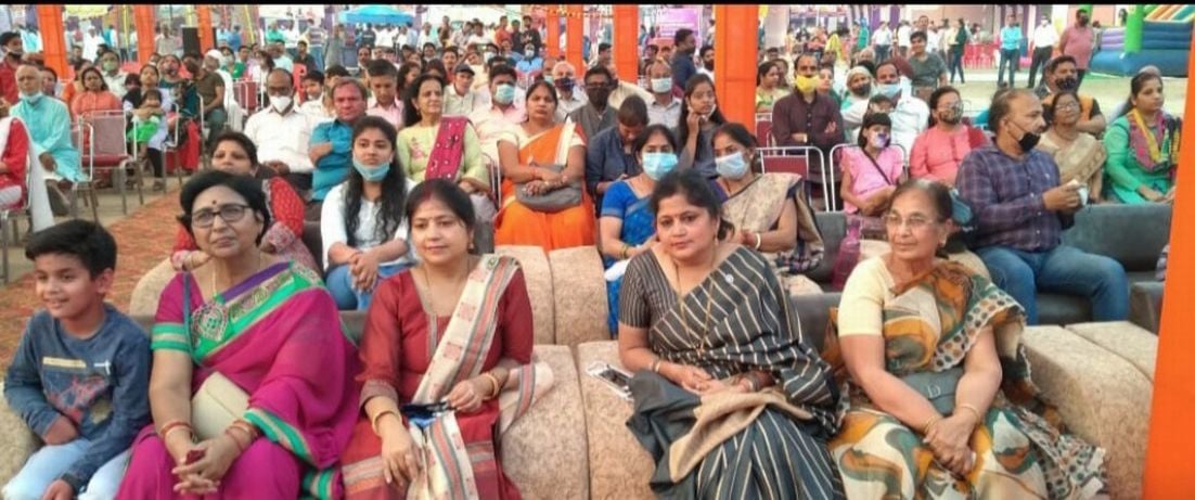मेले में उमड़ी लोगों की भीड़। मेले में उमड़ी लोगों की भीड़।