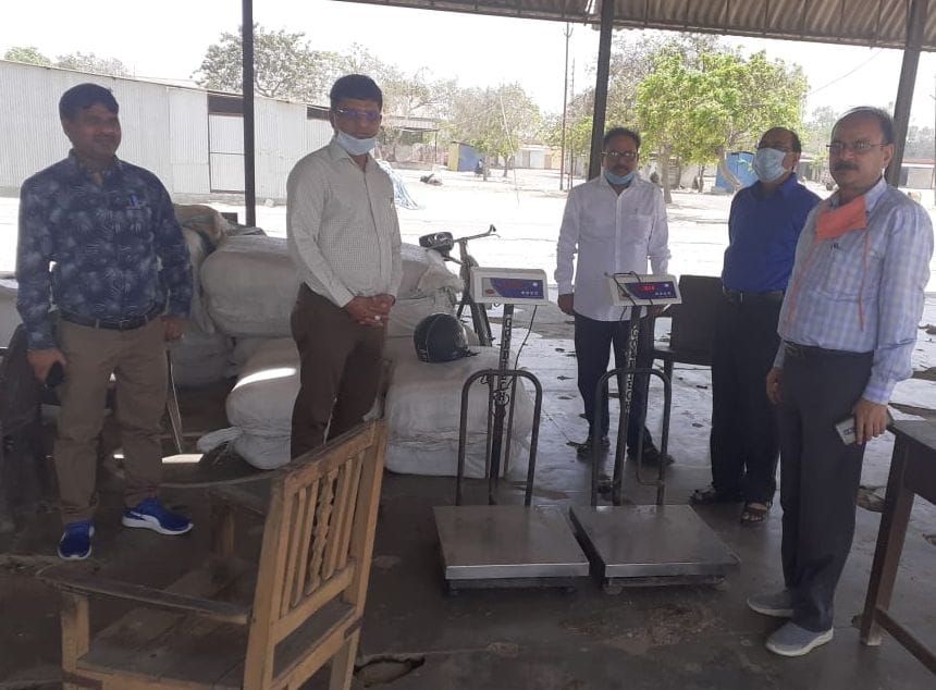 फोटो-20- हरदोई मंडी स्थित क्रय केंद्र का निरीक्षण करते एडीएम संजय कुमार, मौजूद डिप्टी आरएमओ अनुराग फोटो-20- हरदोई मंडी स्थित क्रय केंद्र का निरीक्षण करते एडीएम संजय कुमार, मौजूद डिप्टी आरएमओ अनुराग