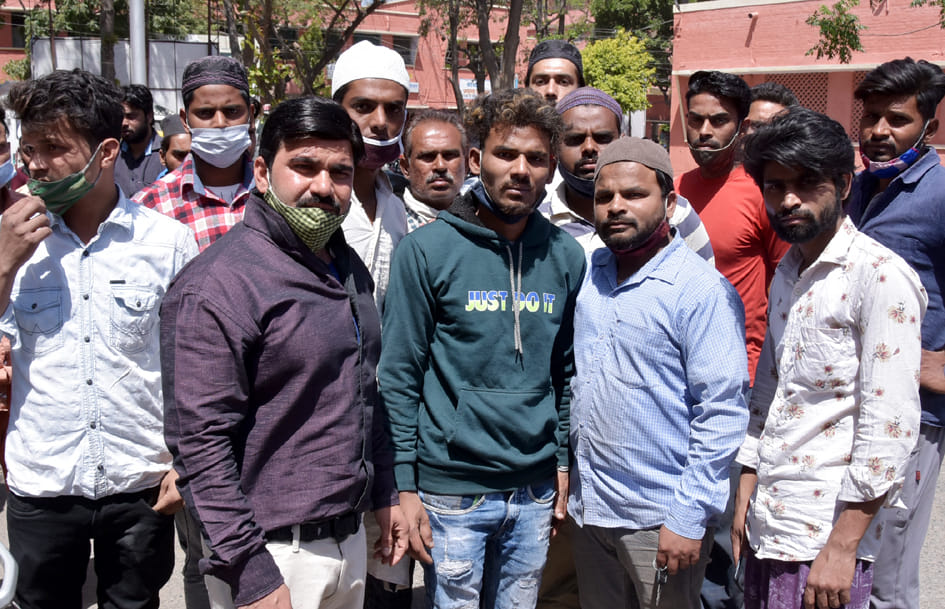 अंबाला रोड पुल पर ट्रक की चपेट में आने से भाई बहन की मौत के बाद जिला अस्पताल में गमजदा परिजन अंबाला रोड पुल पर ट्रक की चपेट में आने से भाई बहन की मौत के बाद जिला अस्पताल में गमजदा परिजन