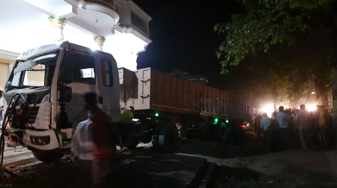 सिद्दीकपुर में हादसे के बाद खड़ी दुर्घटनाग्रस्त ट्रेलर। सिद्दीकपुर में हादसे के बाद खड़ी दुर्घटनाग्रस्त ट्रेलर।