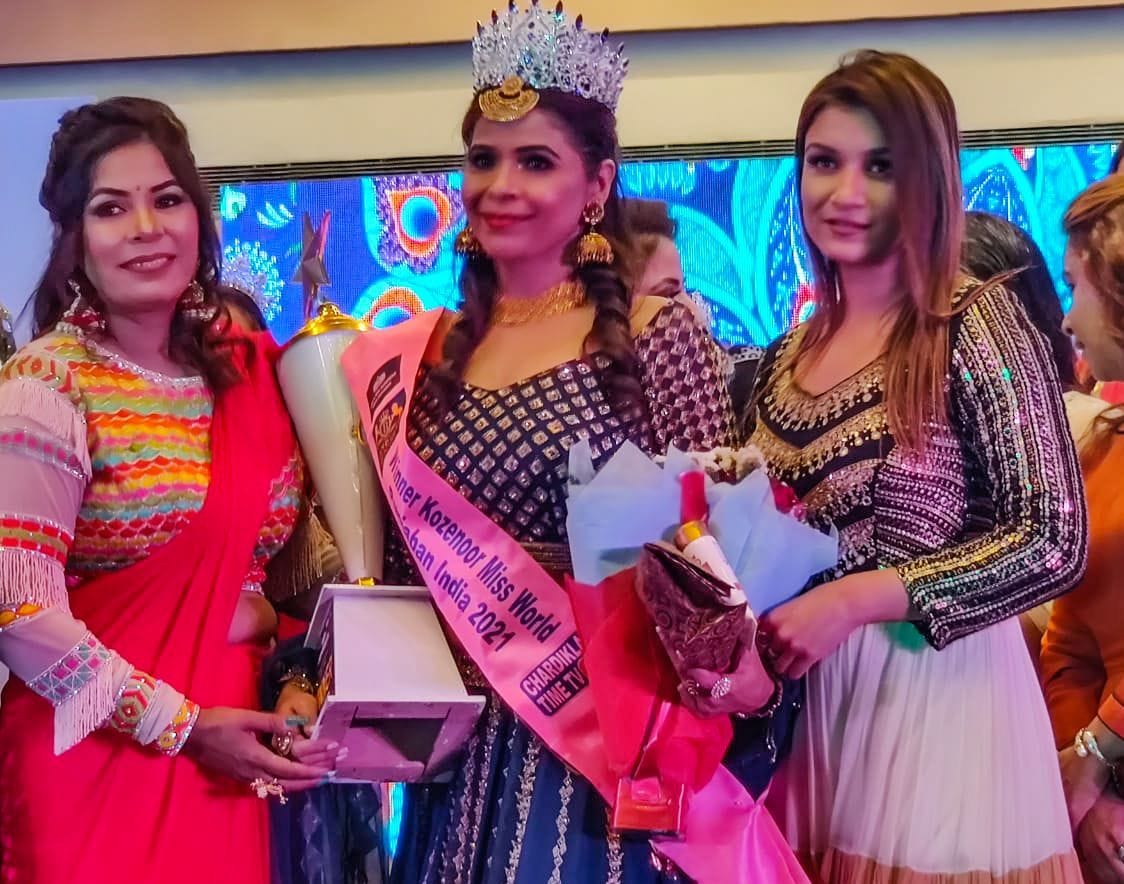 सम्मानित करते हुए। सम्मानित करते हुए।
