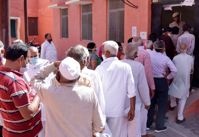 जिला अस्पताल में को वैक्सीन टीका लगवाने पहुंचे सीनियर सिटीजन