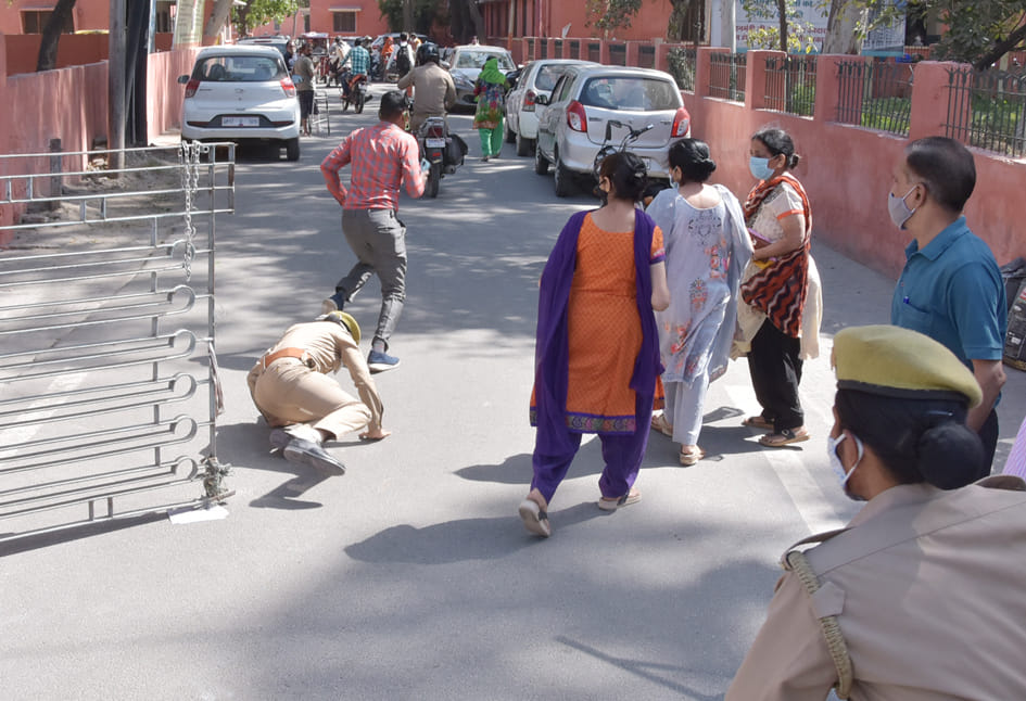 मास्क चेकिंग के दौरान पुलिस की वीडियो बनाने के दौरान युवक को पकड़ती महिला पुलिस से छूटकर भागता यु मास्क चेकिंग के दौरान पुलिस की वीडियो बनाने के दौरान युवक को पकड़ती महिला पुलिस से छूटकर भागता यु
