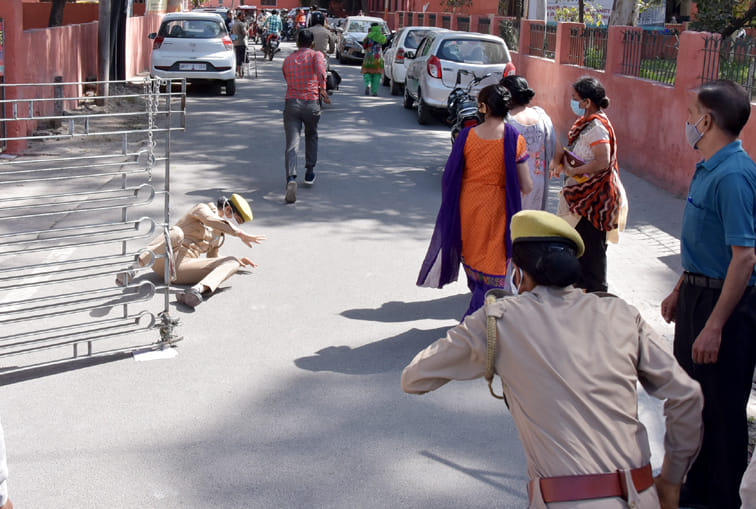 मास्क चेकिंग के दौरान पुलिस की वीडियो बनाने के दौरान युवक को पकड़ती महिला पुलिस से छूटकर भागता यु मास्क चेकिंग के दौरान पुलिस की वीडियो बनाने के दौरान युवक को पकड़ती महिला पुलिस से छूटकर भागता यु