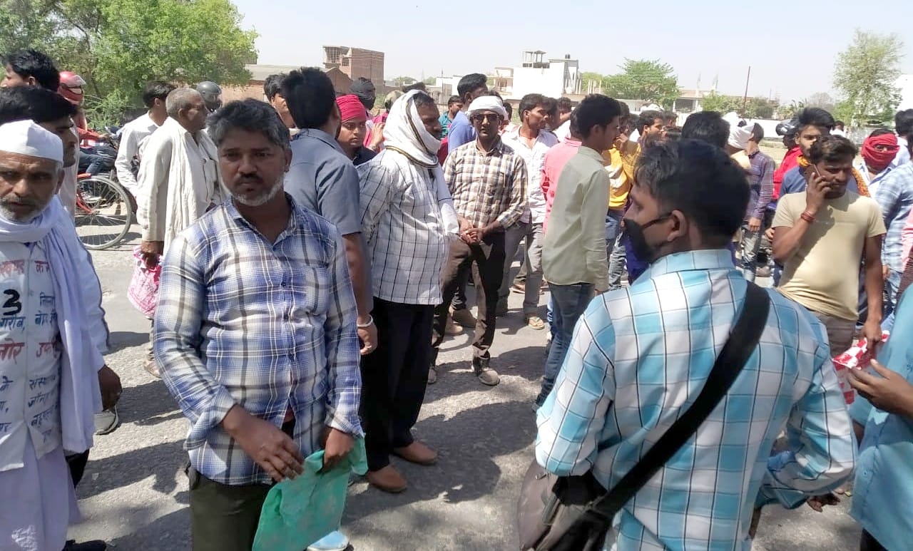 करंजाकला ब्लॉक पर ट्रेजरी न होने से सड़क जाम करते पंचायत चुनाव लड़ने वाले लोग। संवाद करंजाकला ब्लॉक पर ट्रेजरी न होने से सड़क जाम करते पंचायत चुनाव लड़ने वाले लोग। संवाद