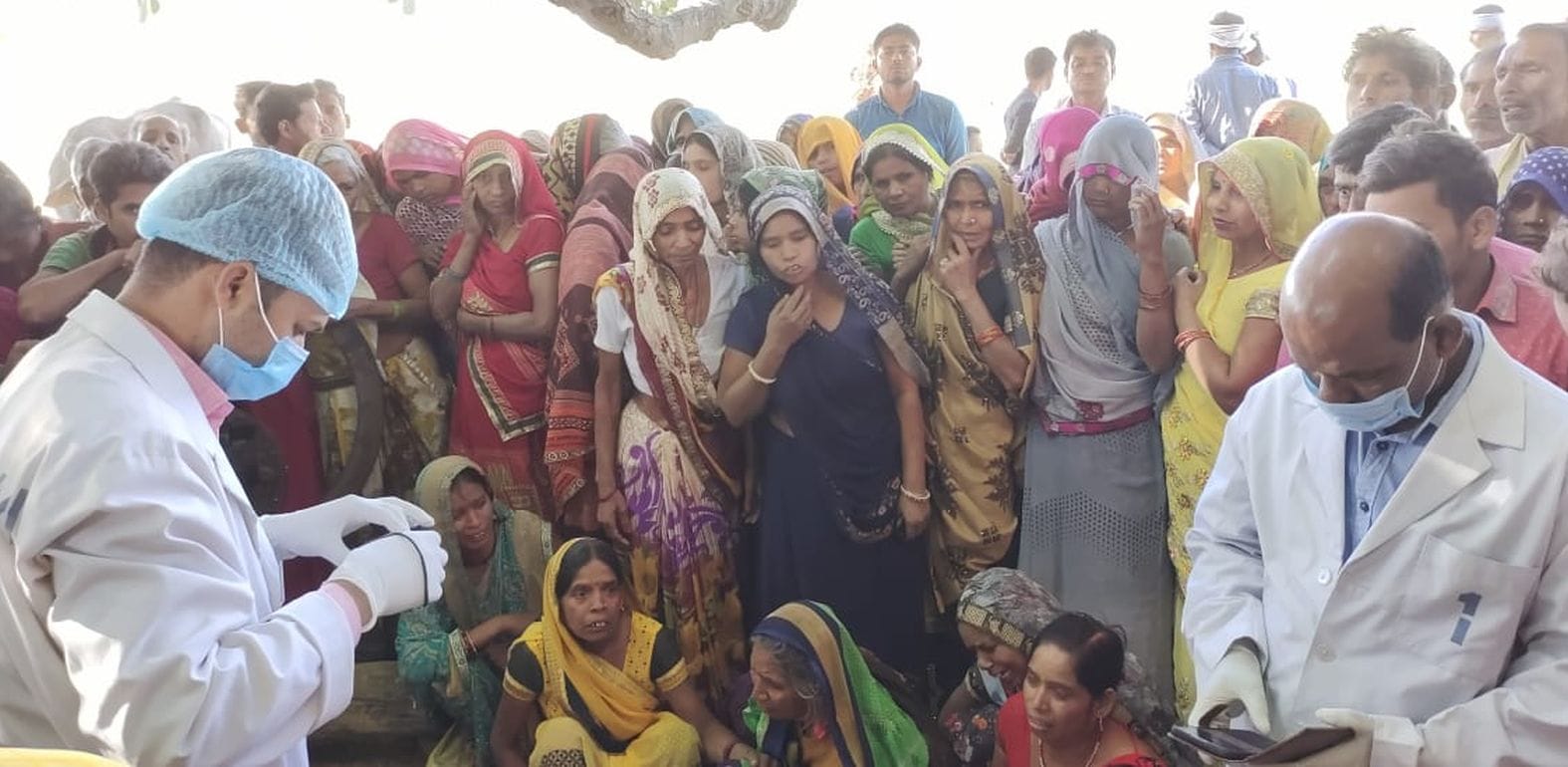 महिला का शव लटका मिलने के बाद मौके पर लगी भीड़ व जांच करती फोरेंसिक टीम। संवाद महिला का शव लटका मिलने के बाद मौके पर लगी भीड़ व जांच करती फोरेंसिक टीम। संवाद