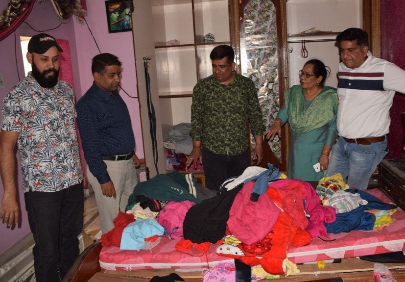 रुद्रपुर के सिविल लाइन में चोरी के दौरान बिखेरा गया सामान दिखाते पीड़ित।