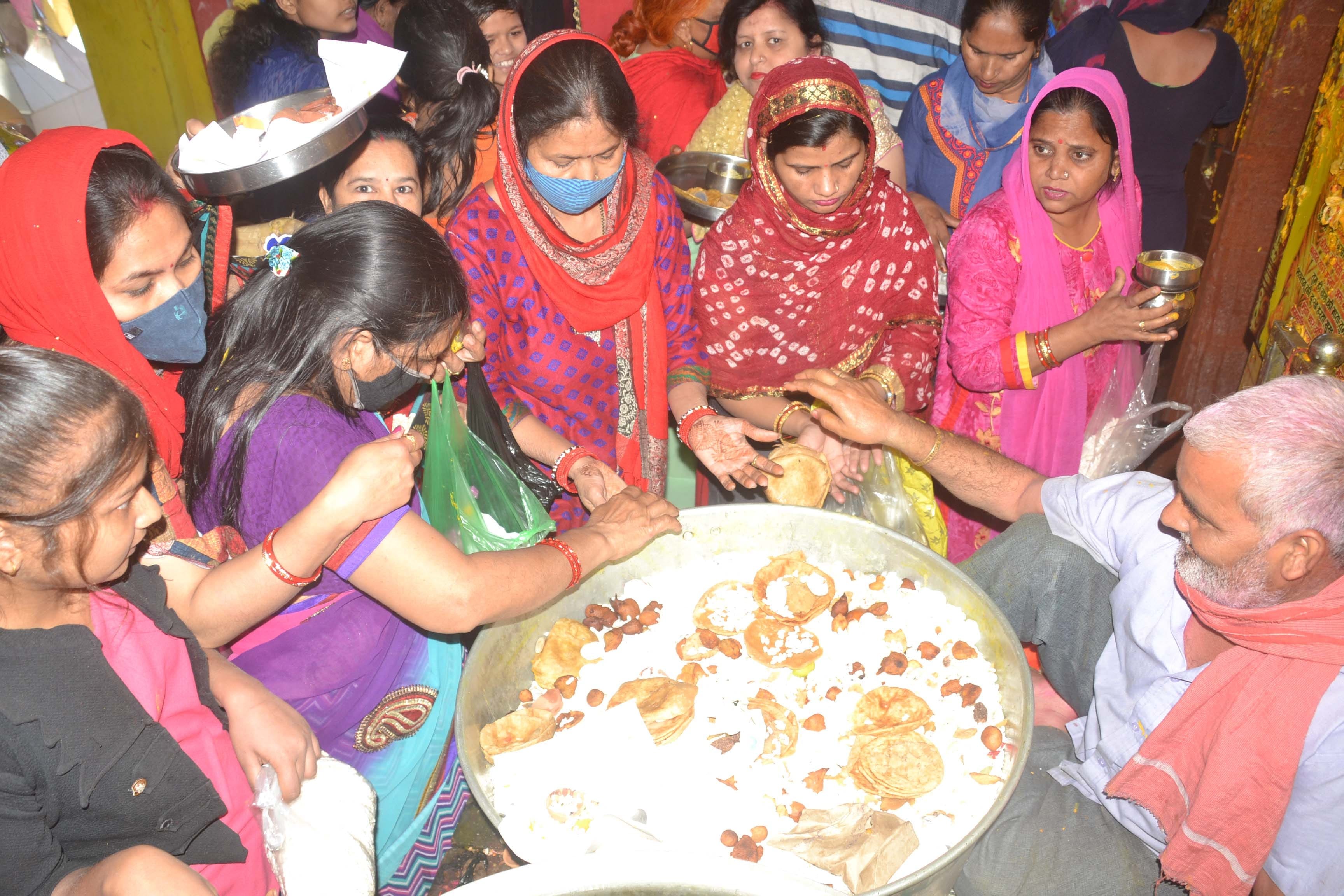 शामली गऊशाला रोड स्थित बडी माता मंदिर में प्रसाद चढ़ाने के लिए श्रद्धालुओं की भीड़। 