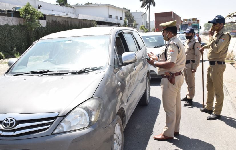 रुद्रपुर की रामपुर सीमा पर वाहन रोकती पुलिस।