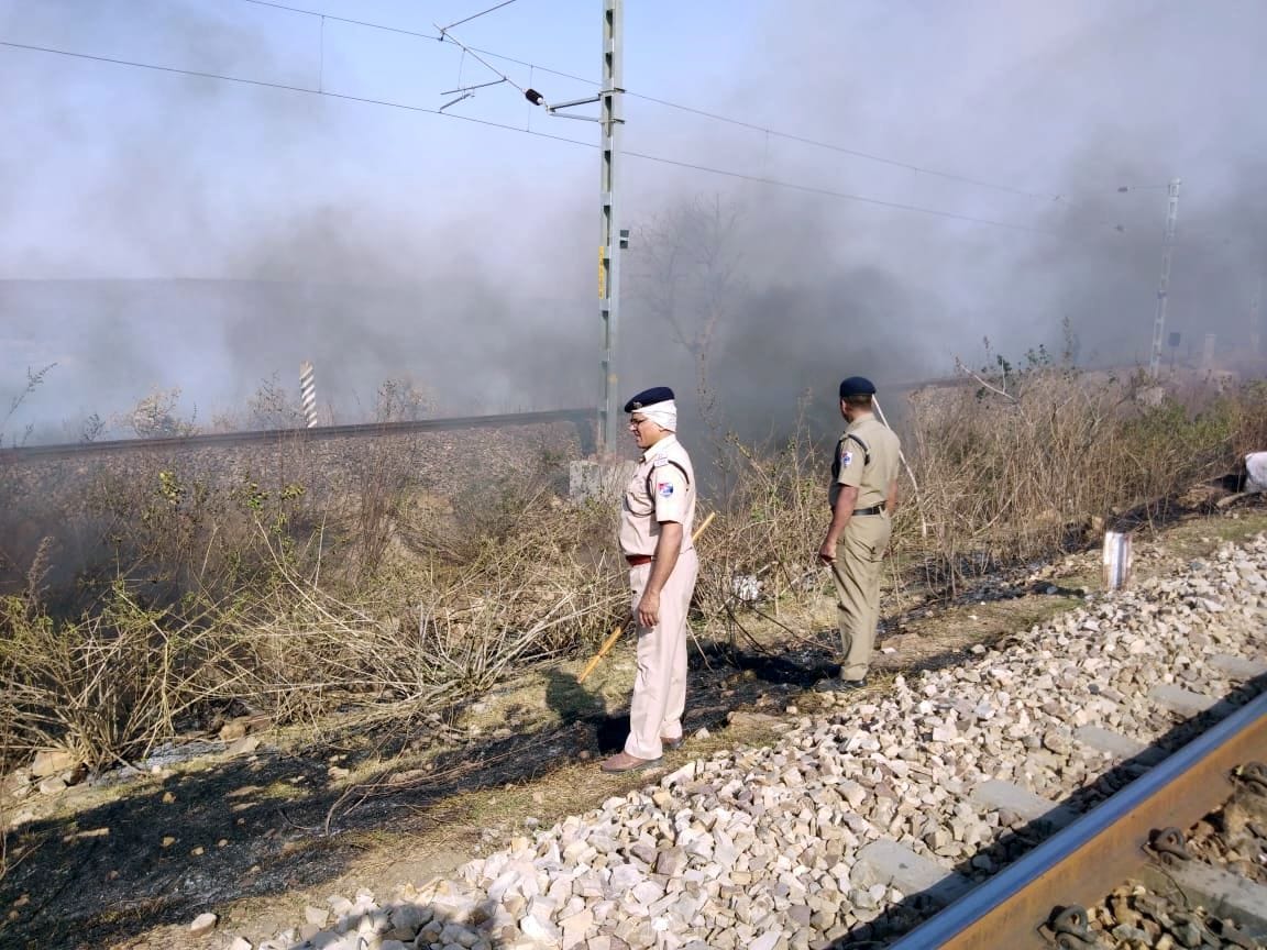 फोटो-5- आग लगने से ओहन- बांसापहाड़ के इलेक्टिकल रेल ट्रैक की ओर बढती आग को बुझाने के लिए सहयोग करते ? फोटो-5- आग लगने से ओहन- बांसापहाड़ के इलेक्टिकल रेल ट्रैक की ओर बढती आग को बुझाने के लिए सहयोग करते ?