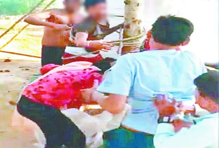 शर्मनाक: आगरा में छेड़छाड़ के विरोध पर महिला कबड्डी खिलाड़ी को पीटा, भाई को पेड़ से बांधा युवक को पेड़ से बांधकर पीटते आरोपी