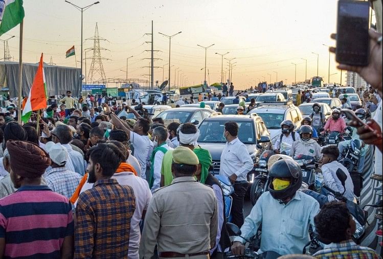After Stone Pelting Over Rakesh Tikait Car At Alwar Angry Farmers Jammed Delhi Meerut Expressway - राकेश टिकैत पर हमला: यूपी गेट पर आक्रोशित किसानों का फूटा गुस्सा, दिल्ली-मेरठ ...