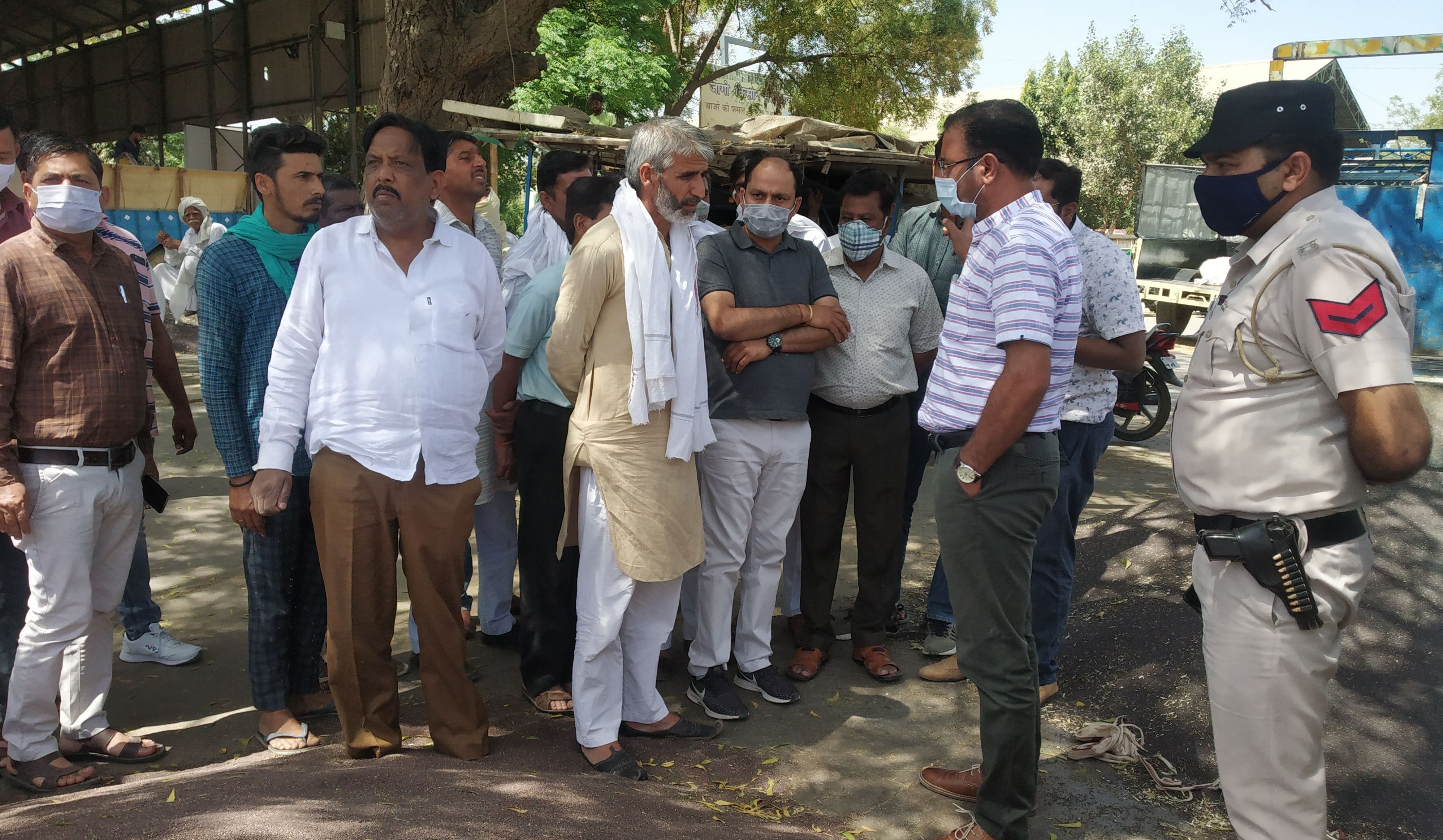 अनाज मंडी में पहुंचे किसानों से बातचीत करते एसडीएम डॉ. जयवीर यादव और उपस्थित मार्केट कमेटी सचिव व अनाज मंडी में पहुंचे किसानों से बातचीत करते एसडीएम डॉ. जयवीर यादव और उपस्थित मार्केट कमेटी सचिव व