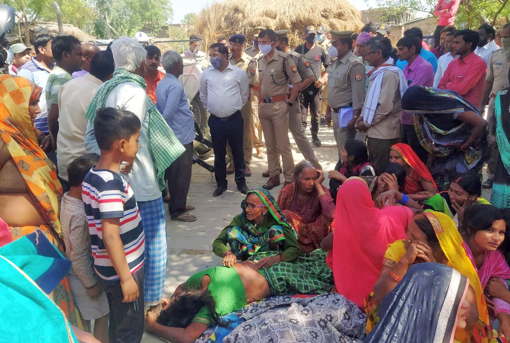 अयोध्या-गोसाईगंज थाना क्षेत्र के त्रिलोकपुर गांव में बिलखते परिवारीजन व ग्रामीण।