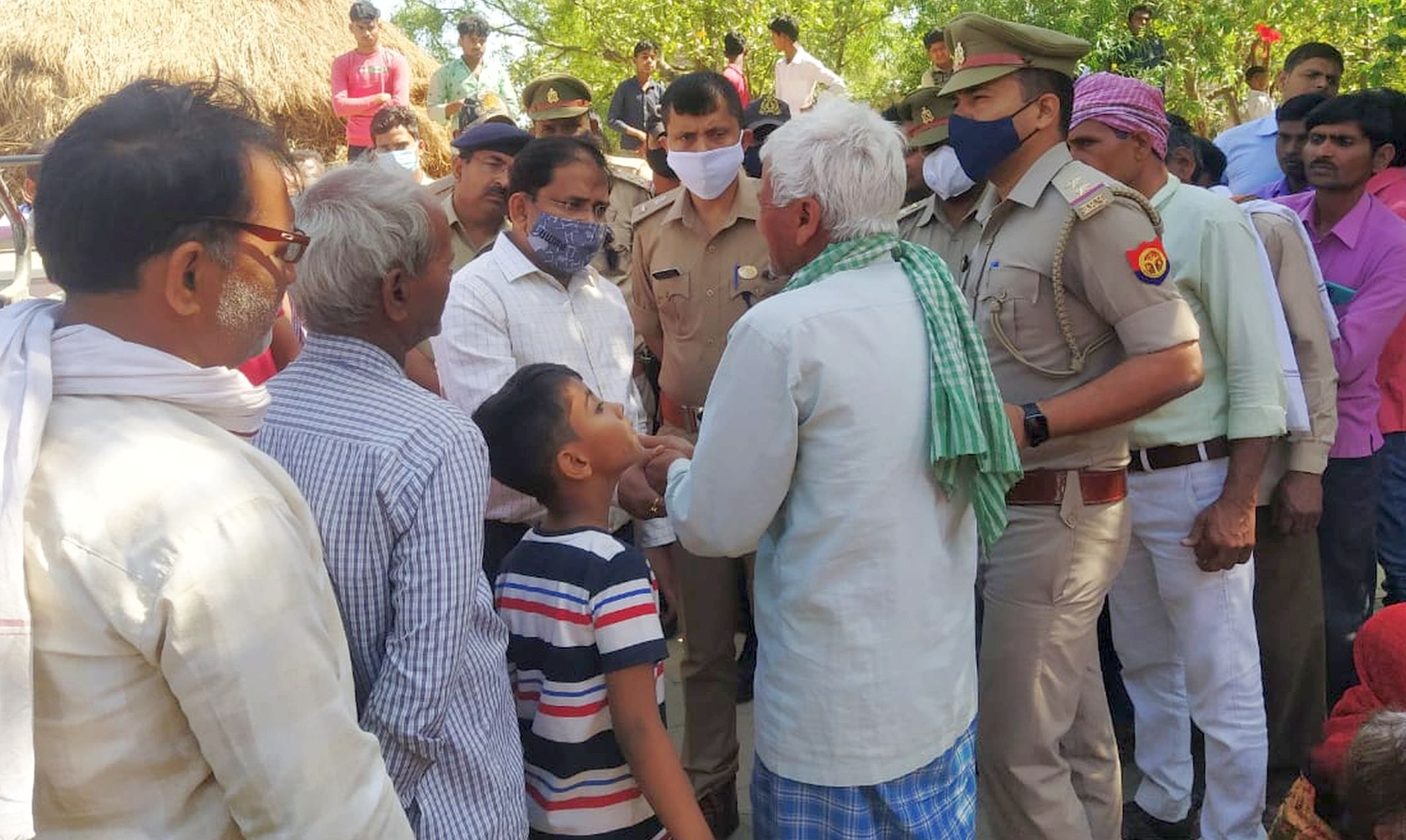 अयोध्या-गोसाईगंज थाना क्षेत्र के त्रिलोकपुर गांव में मृतक के परिवारीजन से वार्ता करते जिलाधिका?