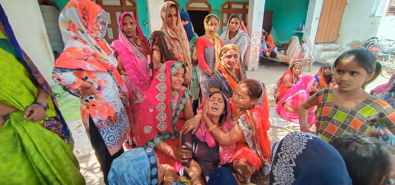 अमरोहा जिले के हसनपुर के दीपपुर में कुत्तों के हमले में बालक की मौत पर बिलखते परिजन। अमरोहा जिले के हसनपुर के दीपपुर में कुत्तों के हमले में बालक की मौत पर बिलखते परिजन।